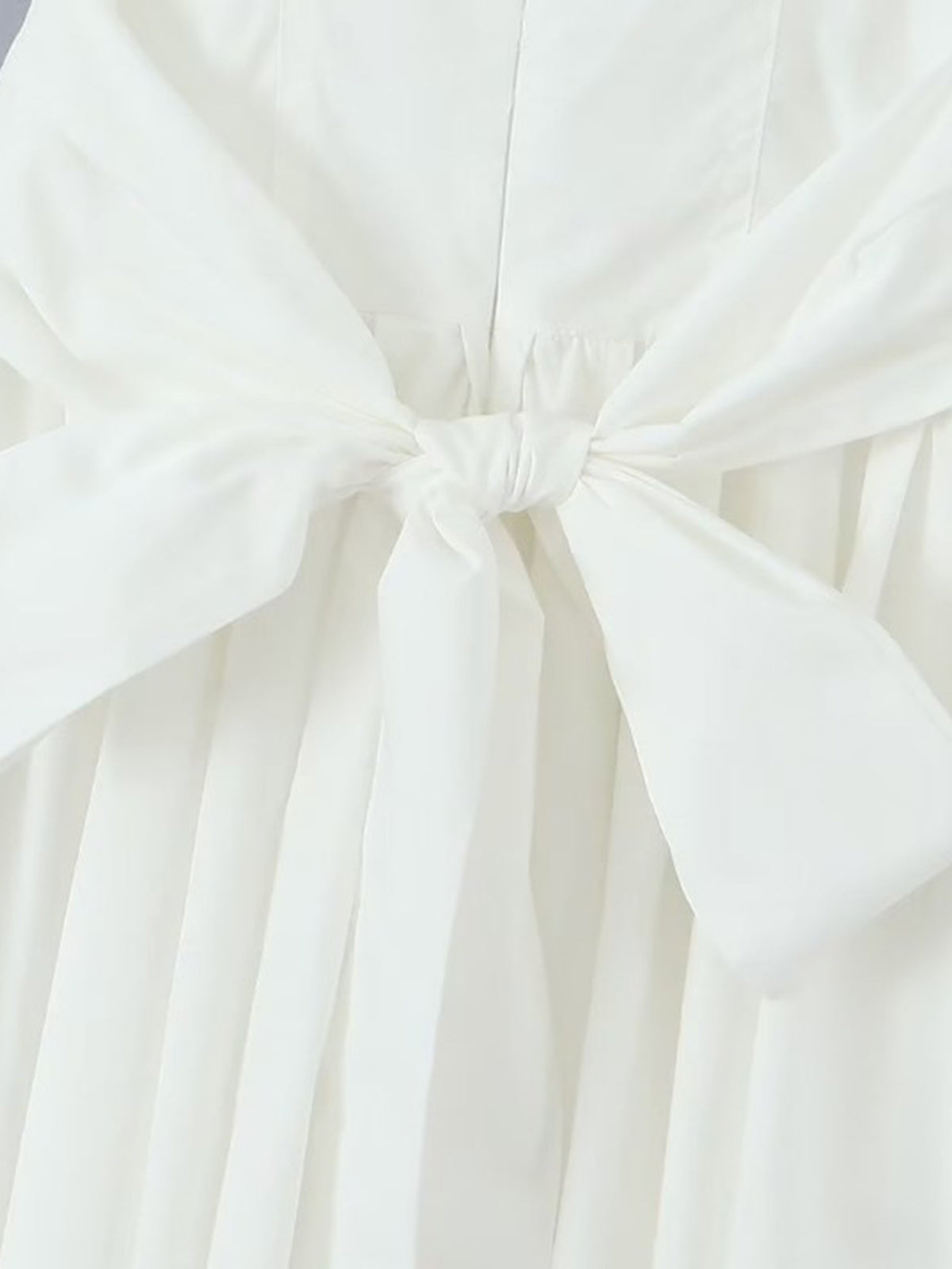 Robe courte à col poupée et lacets