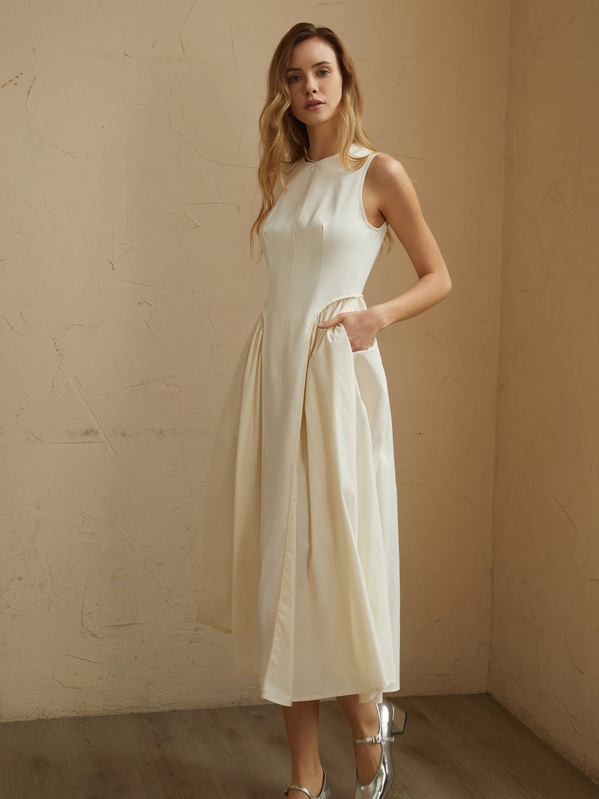 Robe midi plissée sans manches à poches