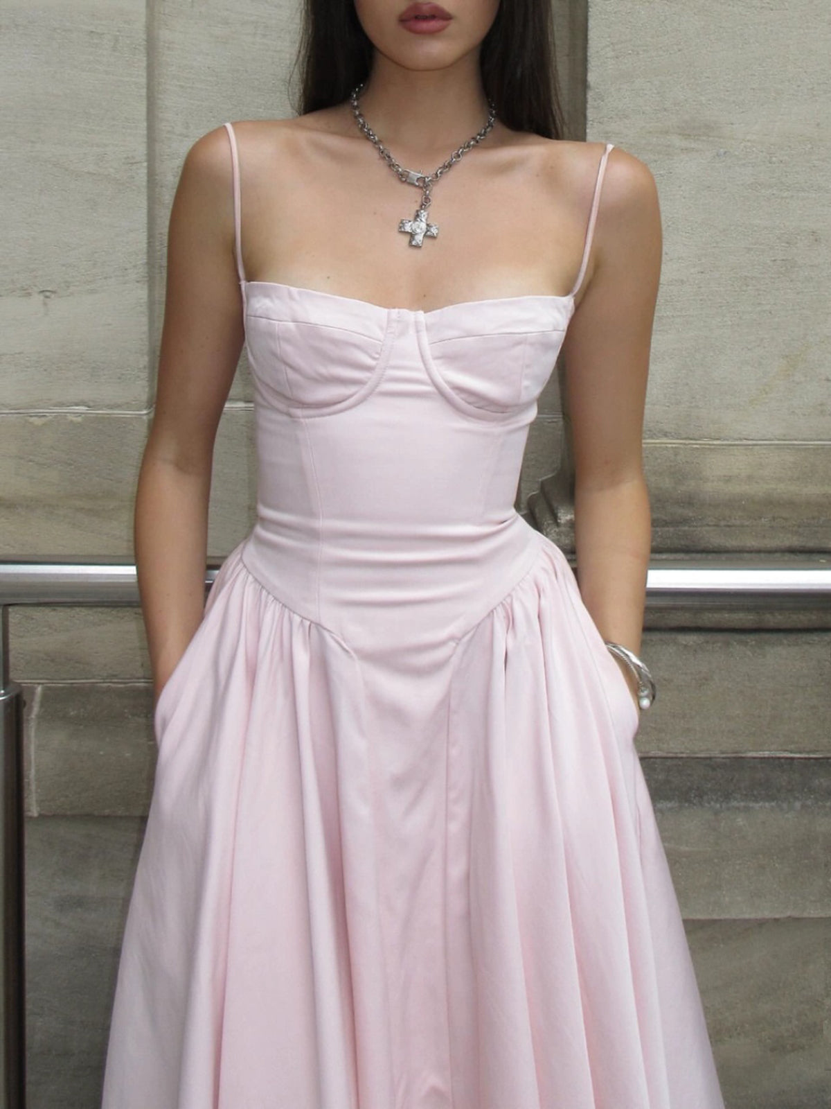 Robe midi à bretelles fines et décolleté cœur