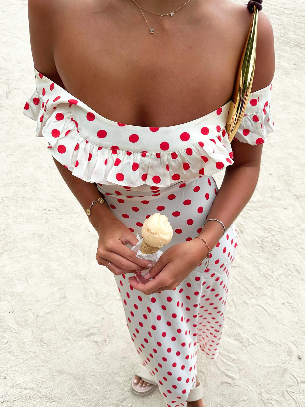 Robe longue à pois semi-transparente, ourlet à volants et épaules dénudées