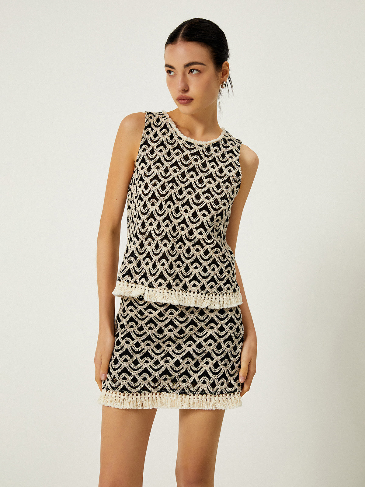 Débardeur à pompons et motif vague au crochet