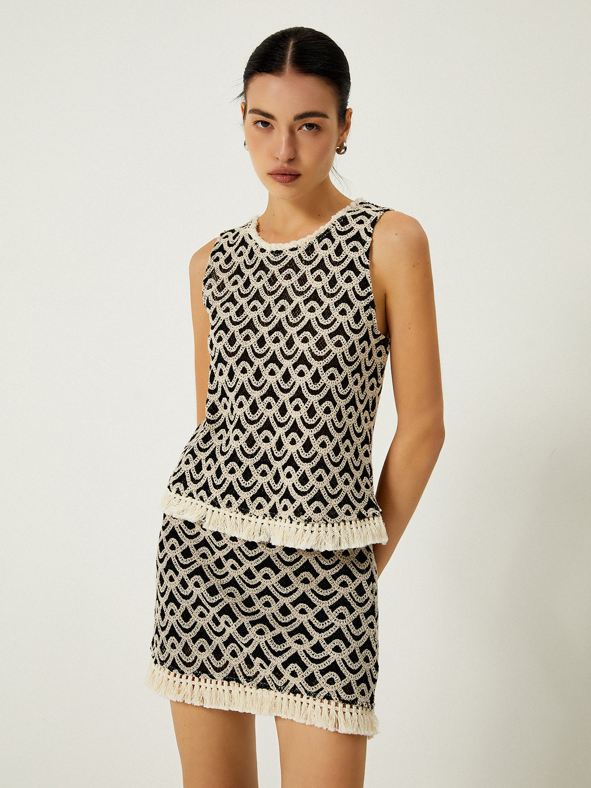 Débardeur à pompons et motif vague au crochet