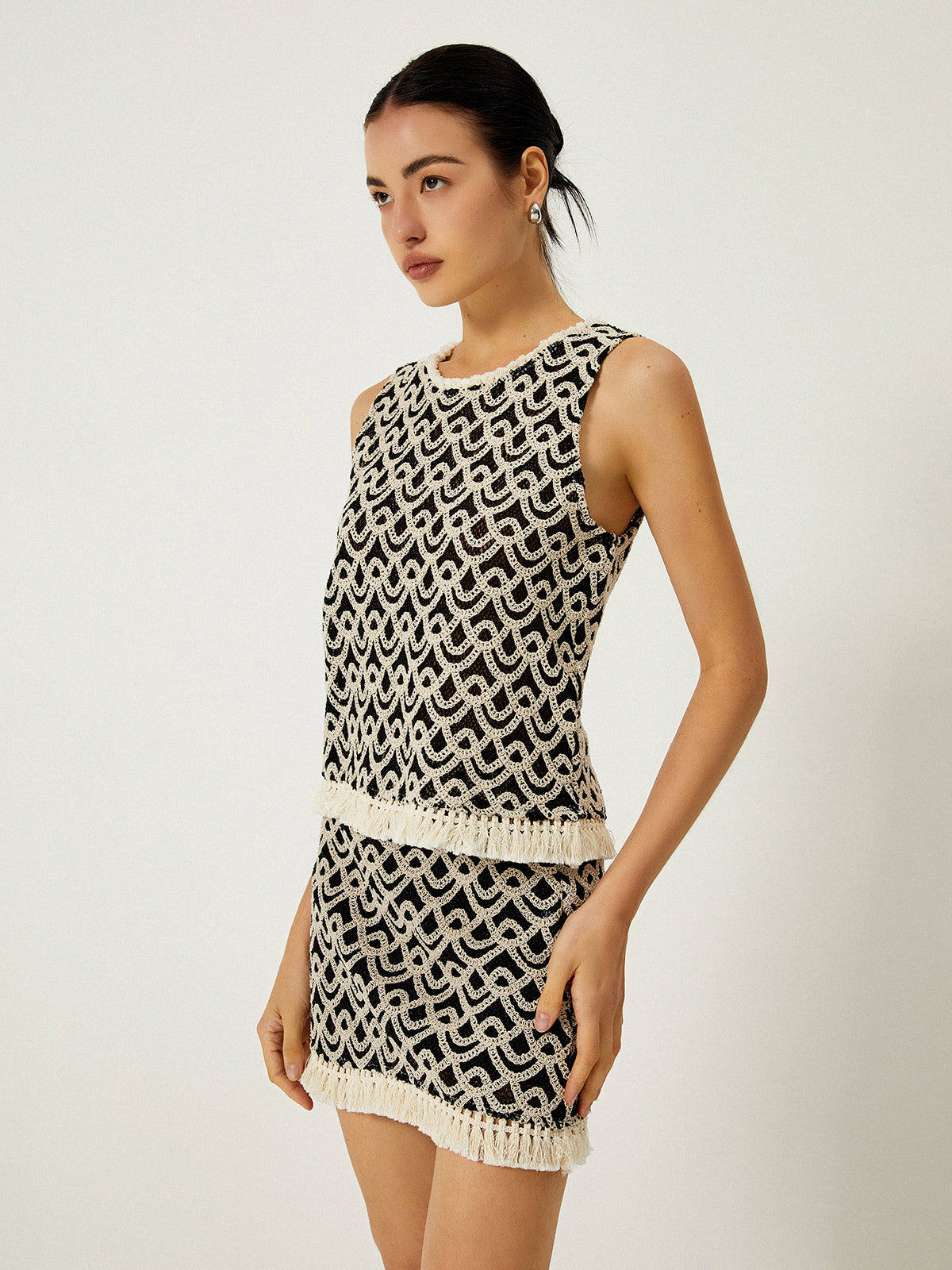 Débardeur à pompons et motif vague au crochet