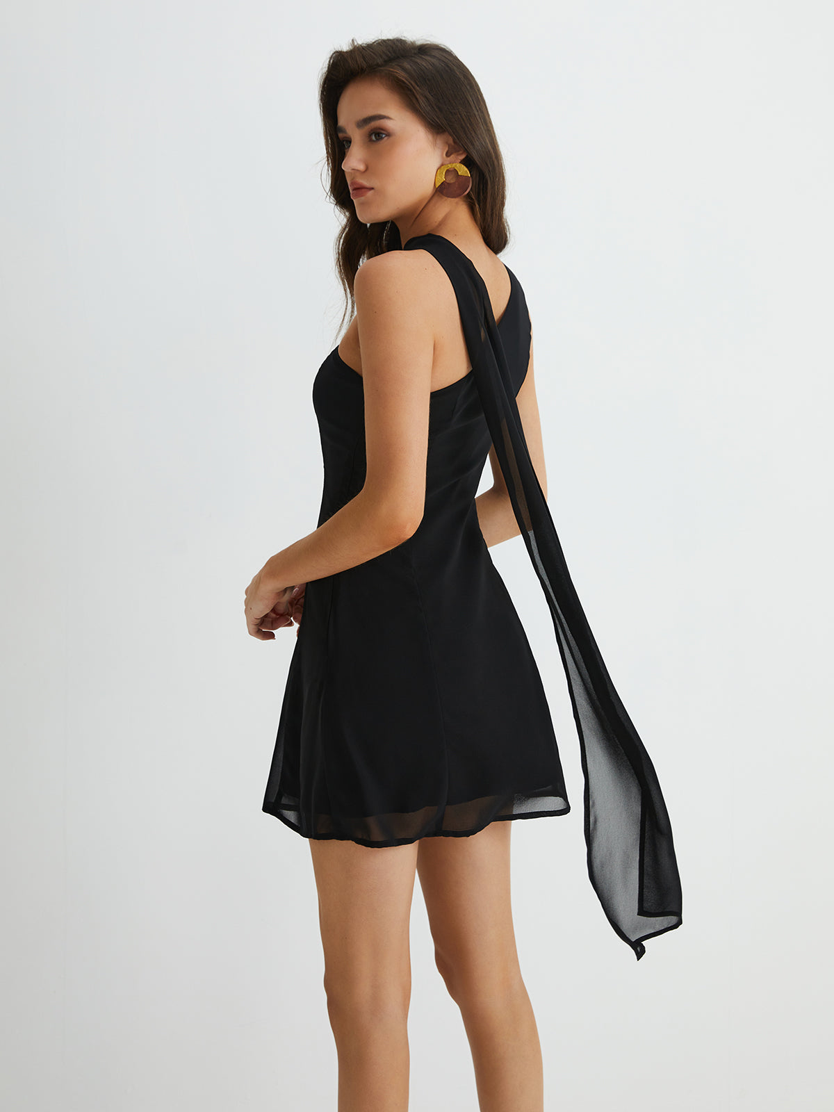 Robe courte asymétrique à épaules dénudées