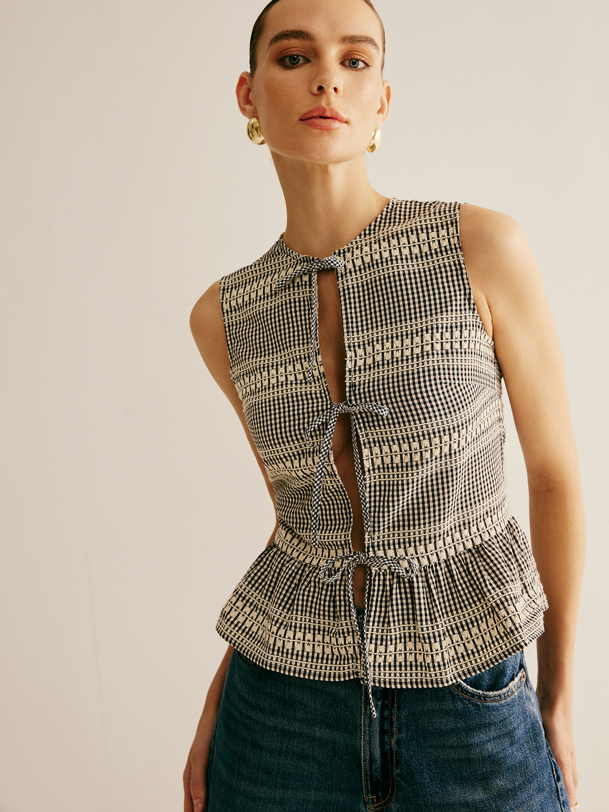 Débardeur à carreaux à volants et nœud sur le devant