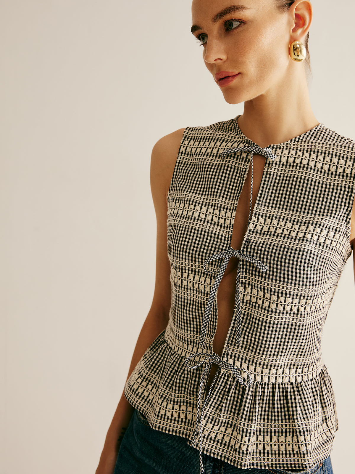 Débardeur à carreaux à volants et nœud sur le devant