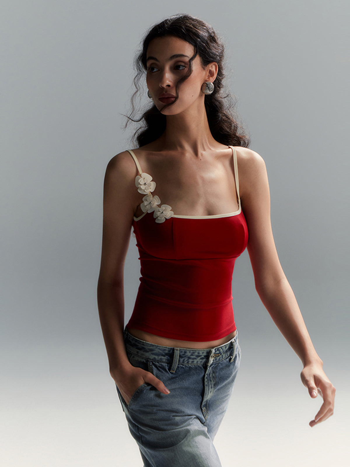 Débardeur moulant à bordure florale contrastée