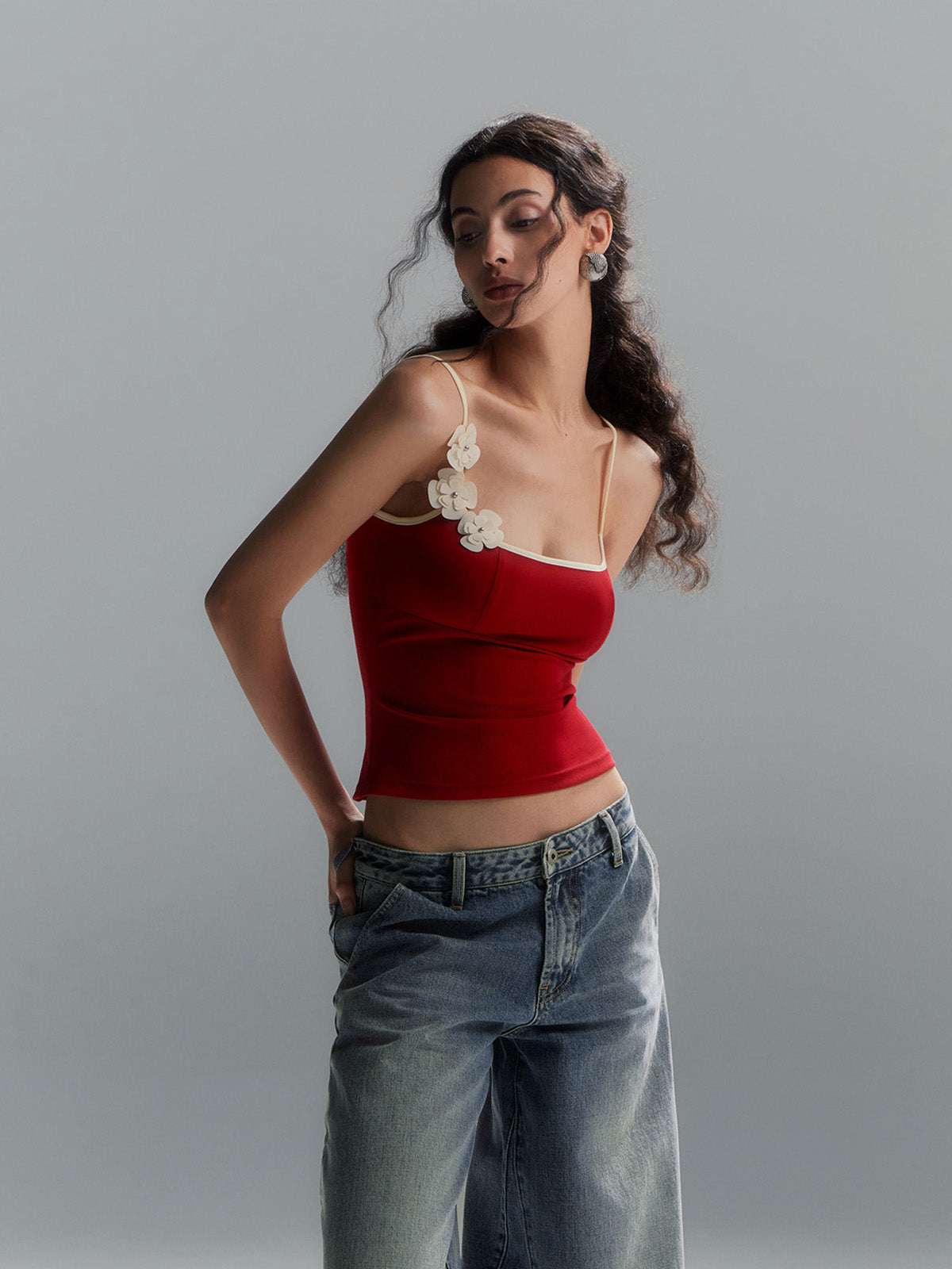 Débardeur moulant à bordure florale contrastée