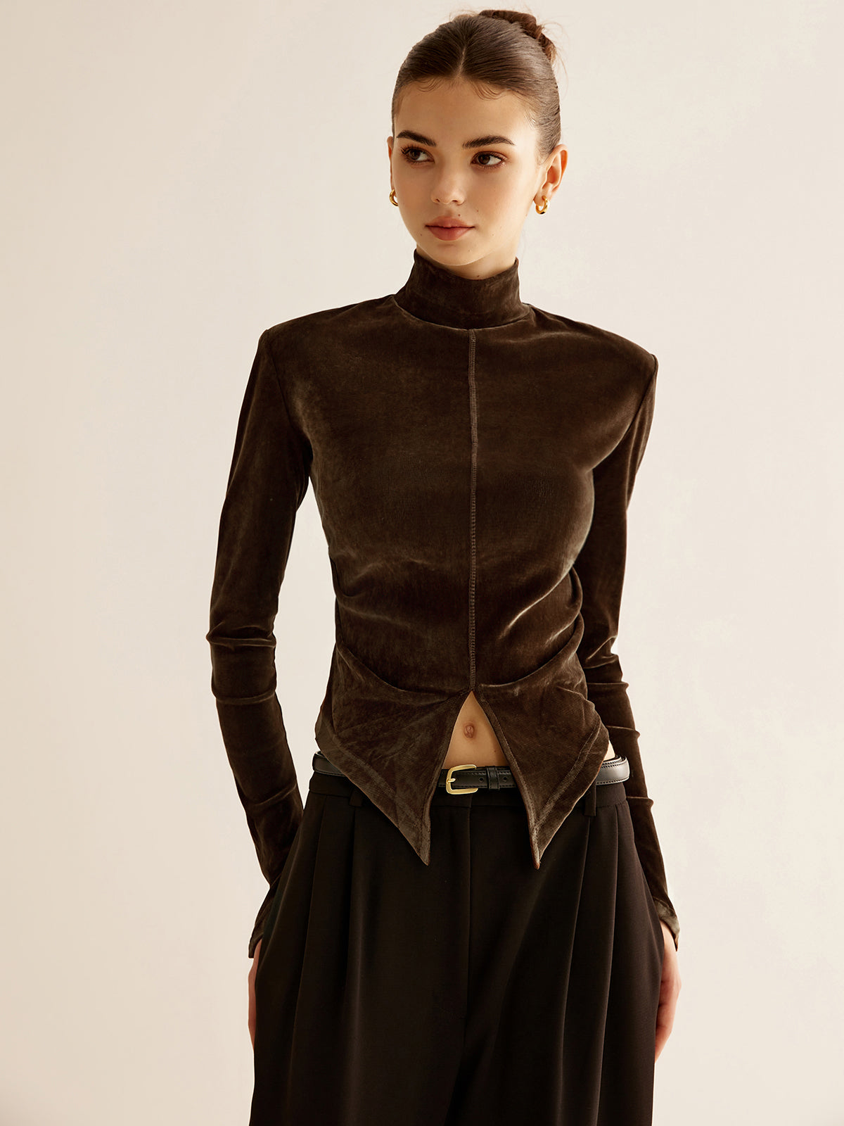 T-shirt fendu à col montant en velours