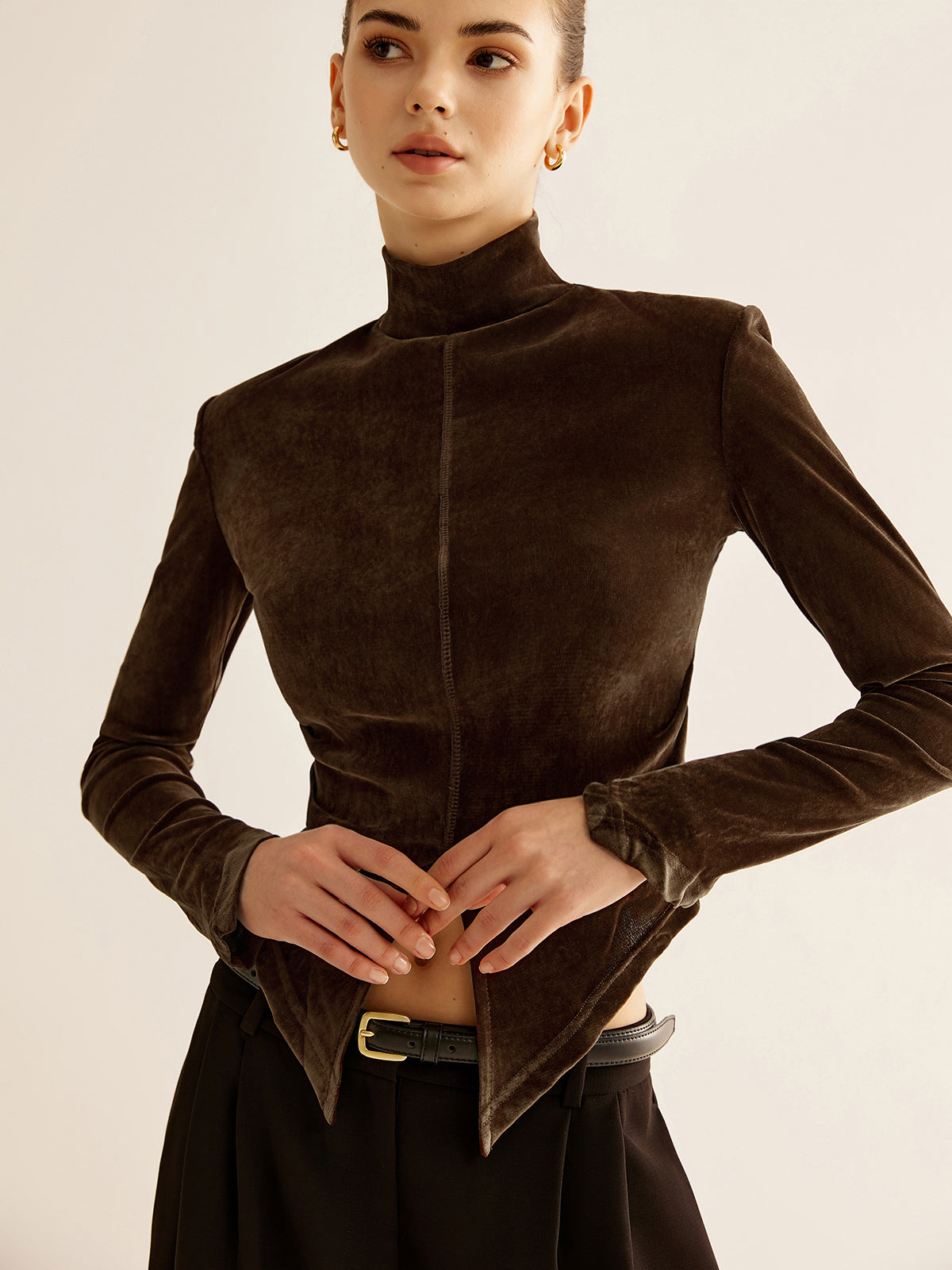 T-shirt fendu à col montant en velours