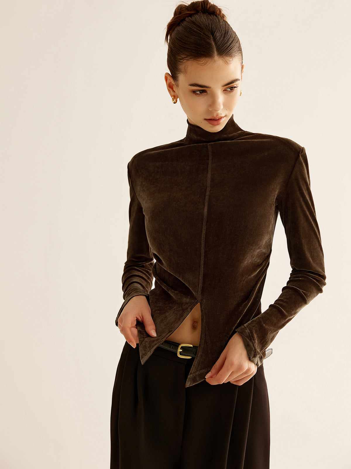 T-shirt fendu à col montant en velours