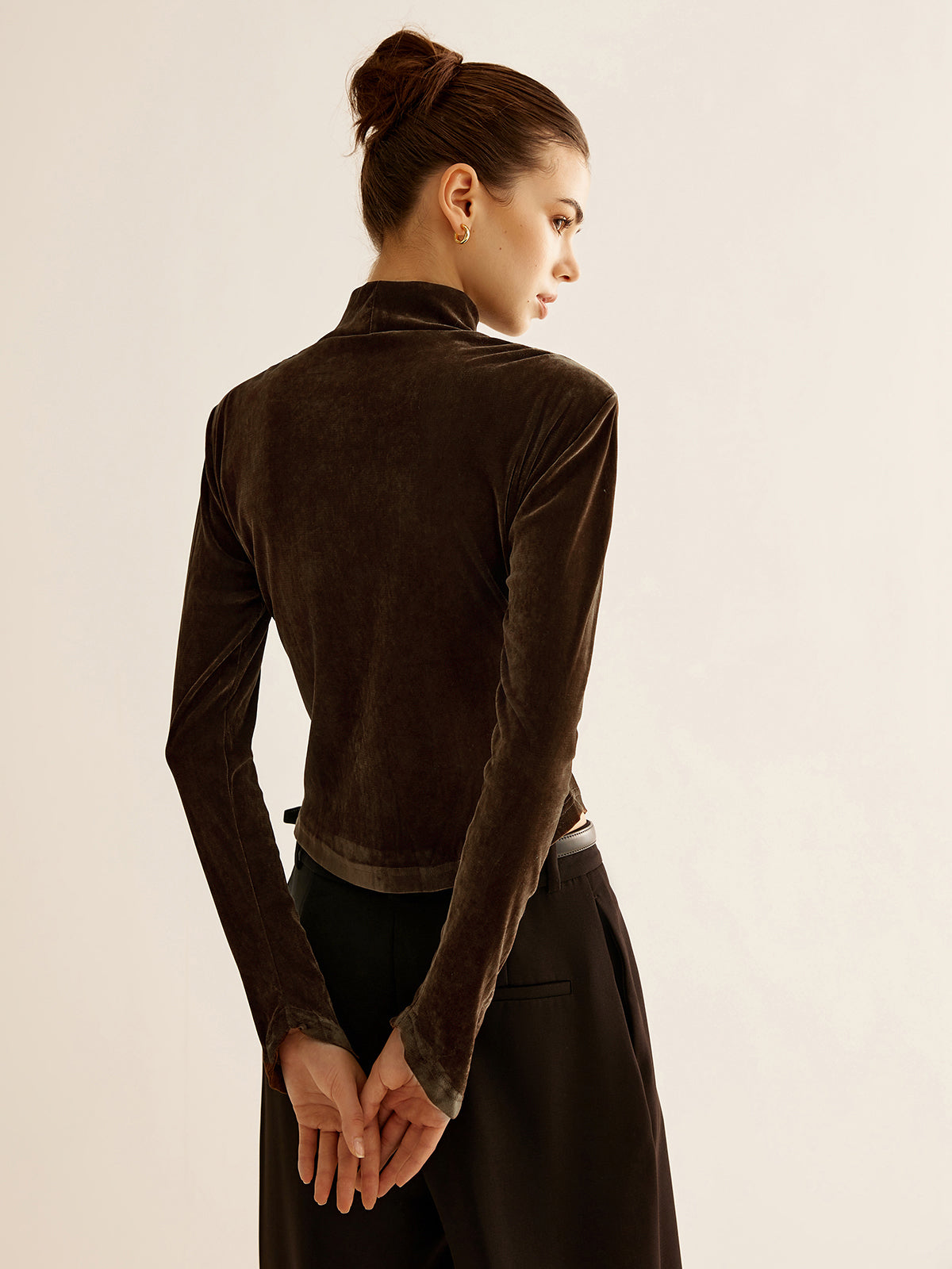 T-shirt fendu à col montant en velours