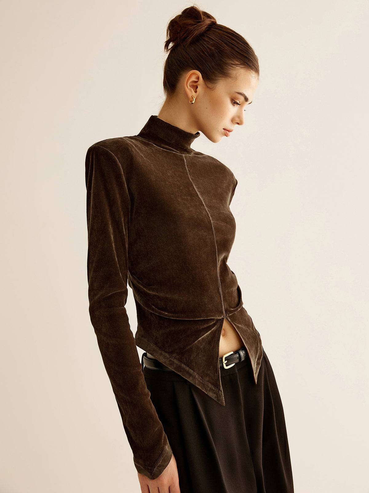 T-shirt fendu à col montant en velours