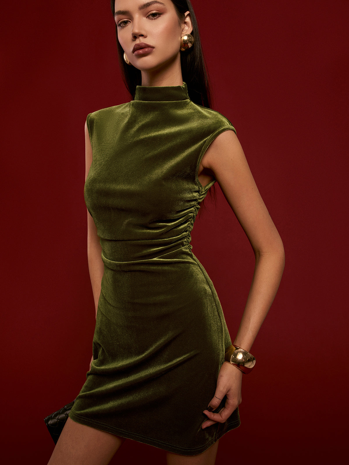 Robe en velours sans manches à col montant