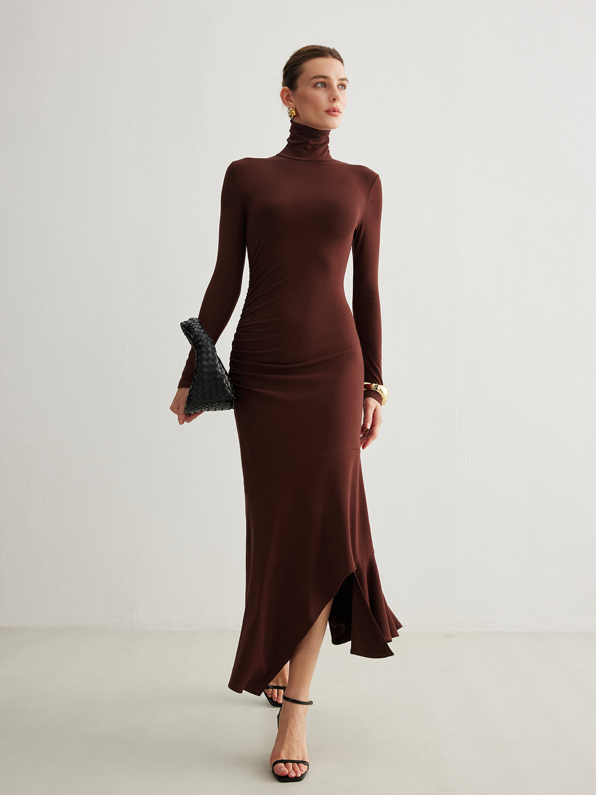 Robe longue plissée asymétrique à col roulé