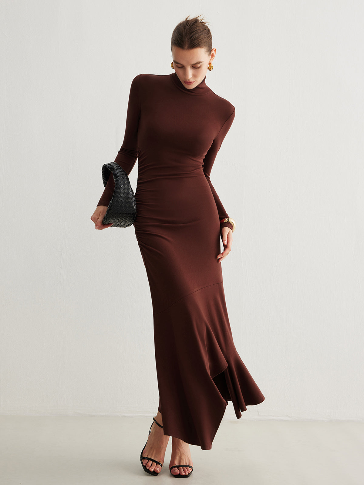 Robe longue plissée asymétrique à col roulé