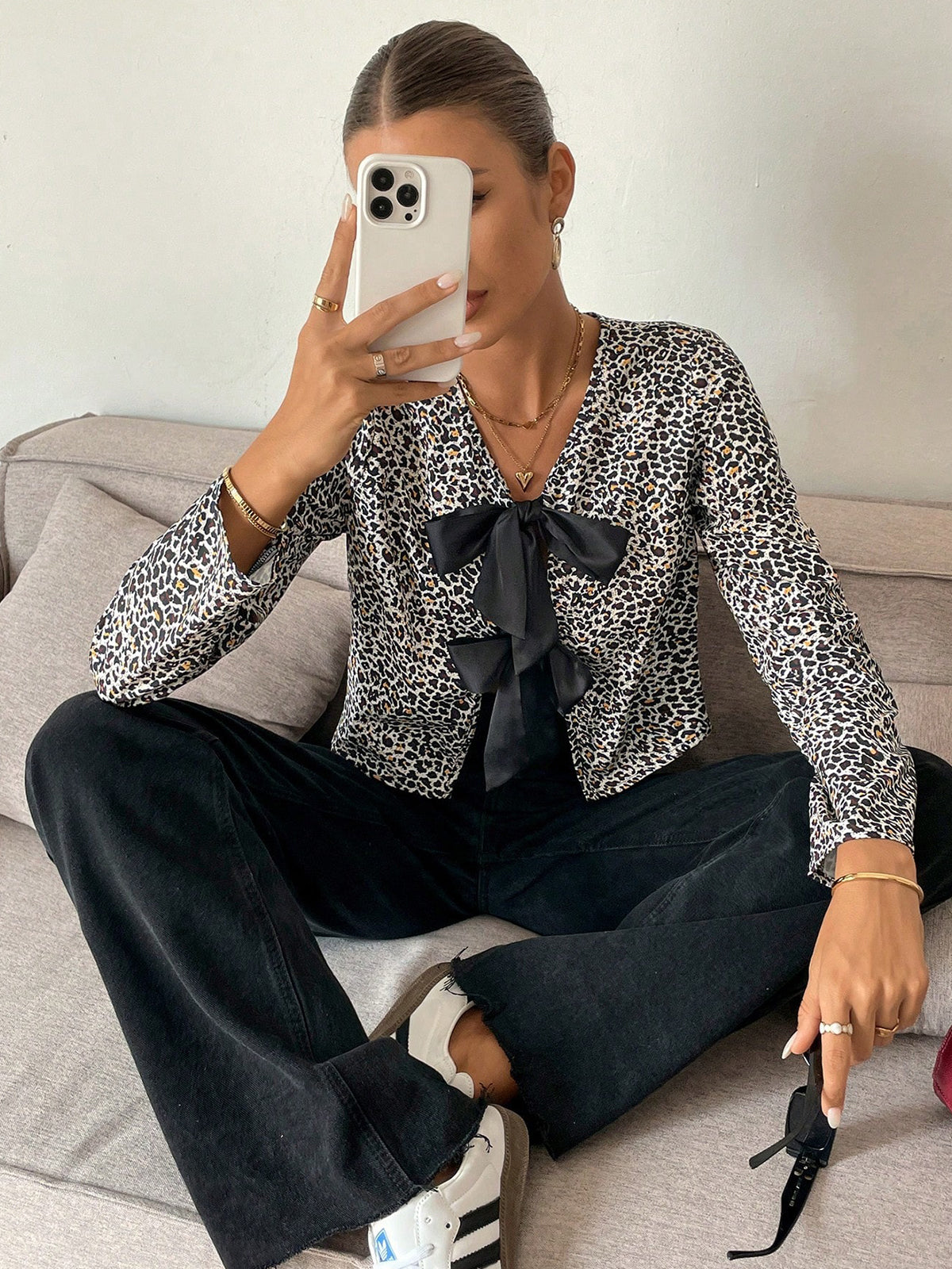 Blouse en jersey imprimé léopard avec nœud sur le devant, ornée d'un nœud papillon. Chemisier en jersey imprimé léopard avec nœud papillon.