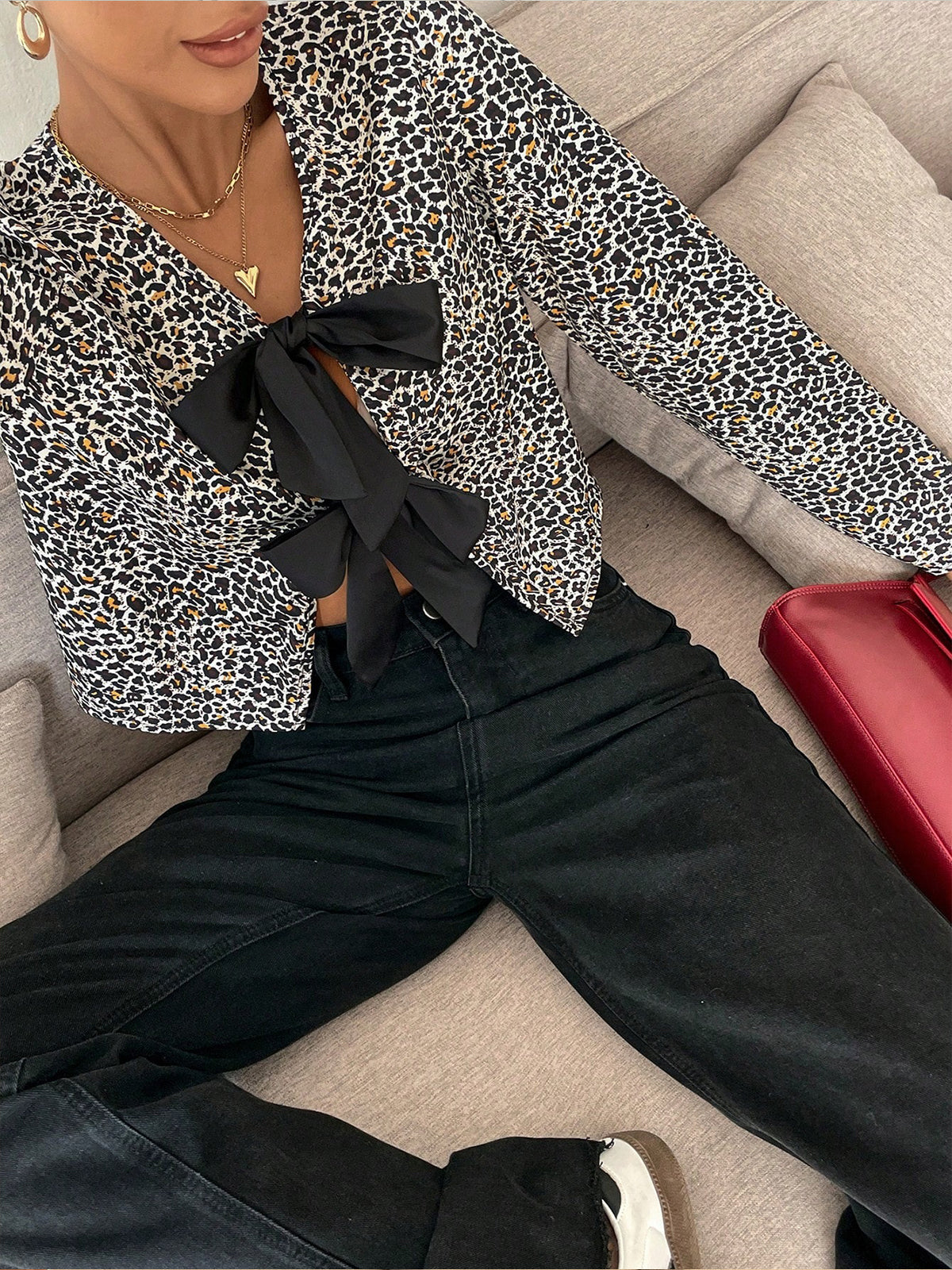 Blouse en jersey imprimé léopard avec nœud sur le devant, ornée d'un nœud papillon. Chemisier en jersey imprimé léopard avec nœud papillon.