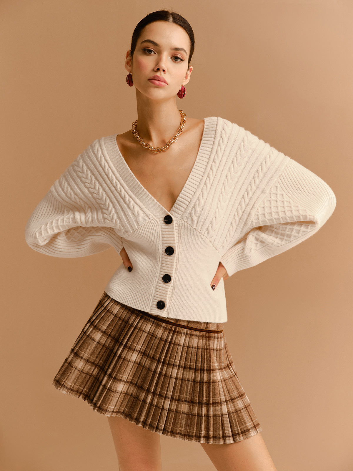 Cardigan à col en V et taille cintrée, orné de boutons torsadés