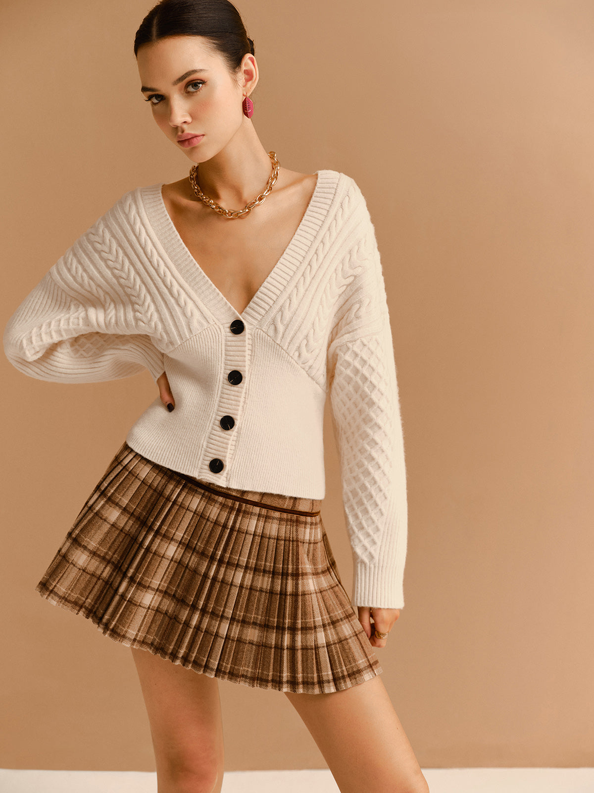 Cardigan à col en V et taille cintrée, orné de boutons torsadés