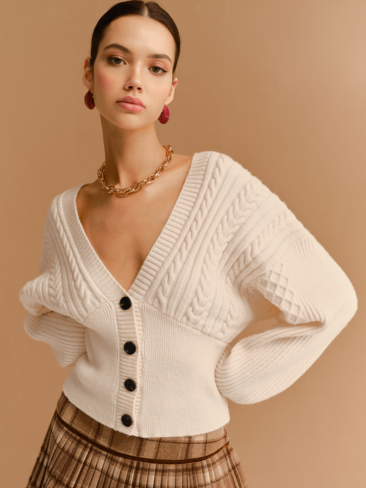 Cardigan à col en V et taille cintrée, orné de boutons torsadés