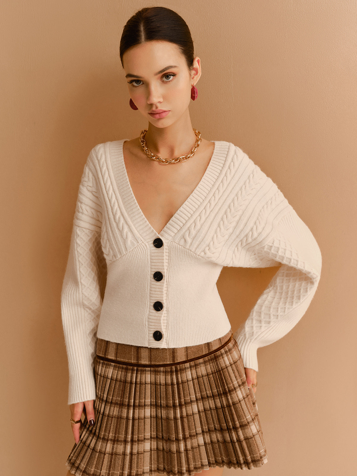 Cardigan à col en V et taille cintrée, orné de boutons torsadés