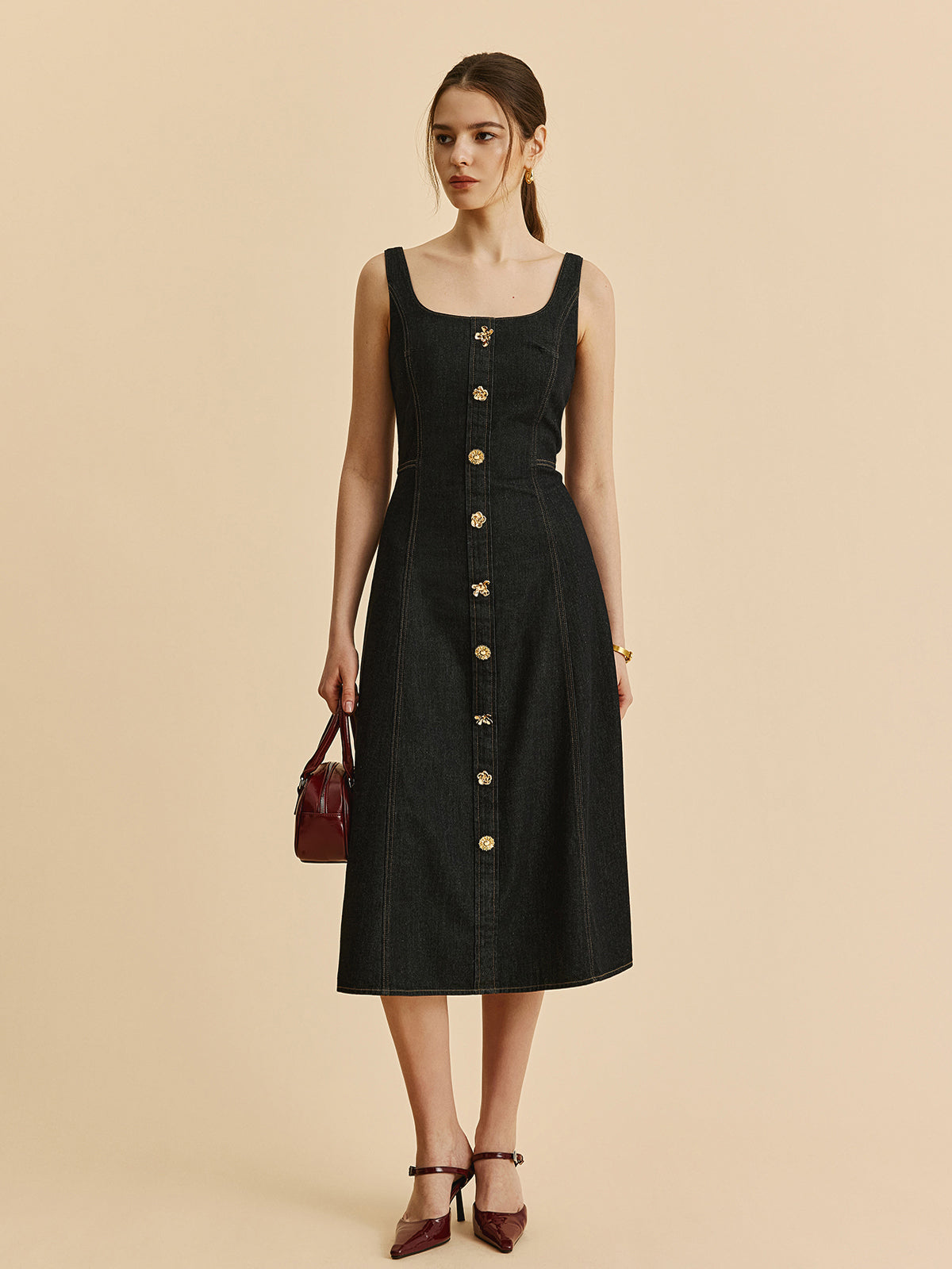 Jeanskleid mit quadratischem Ausschnitt und Knöpfen