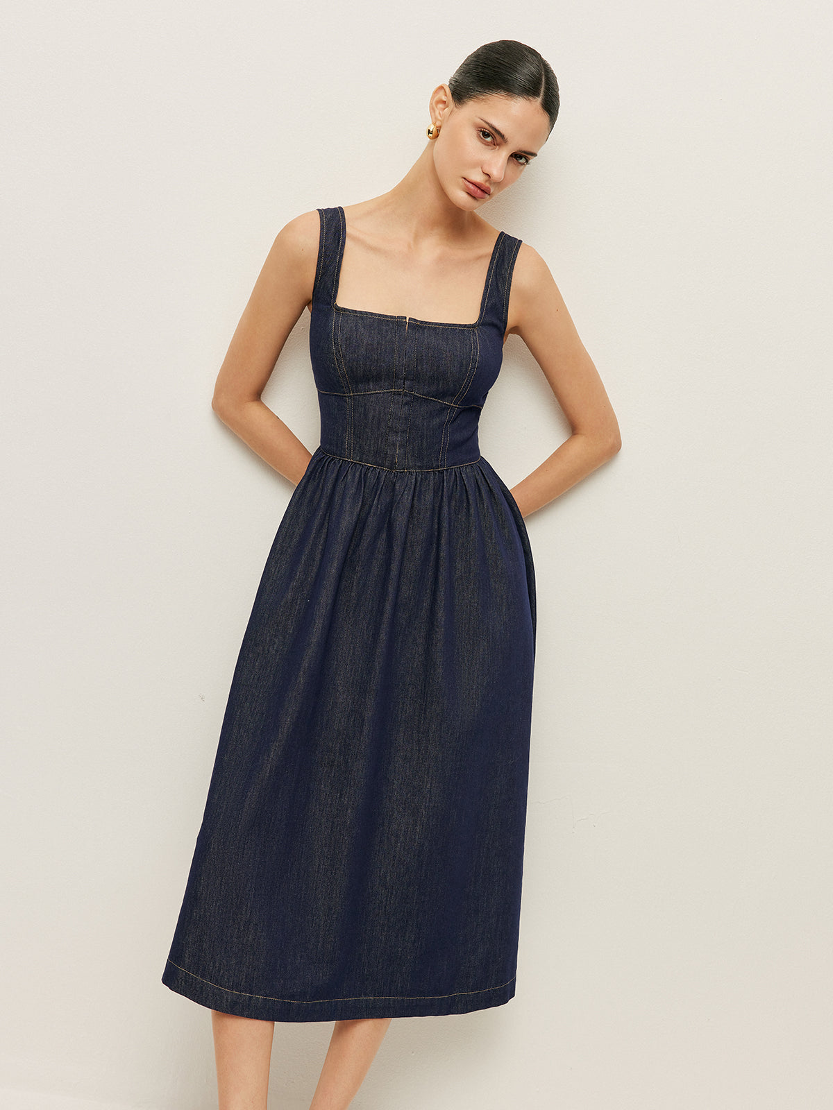 Jeanskleid mit eckigem Ausschnitt und Knopfleiste