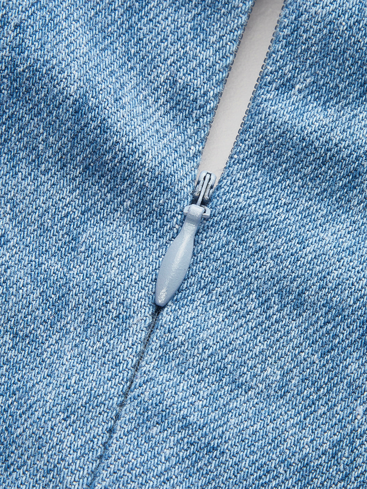 Jeanskleid mit Neckholder und Schnallendetails