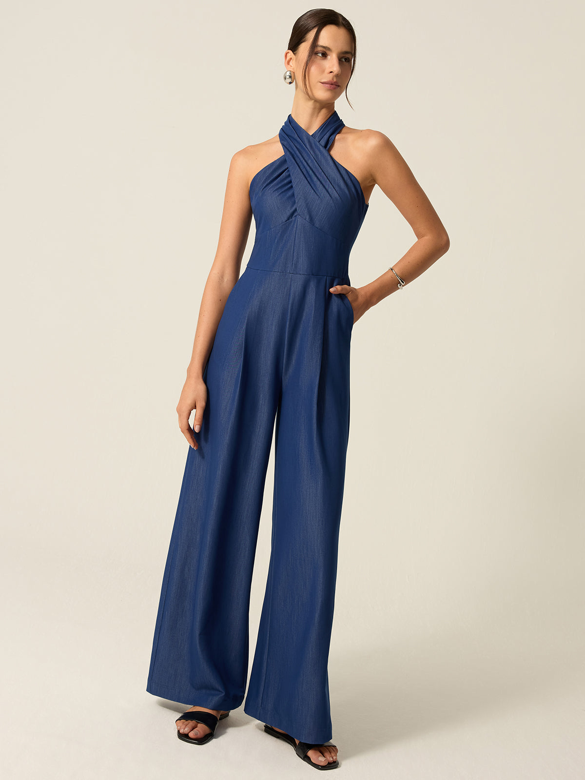 Jumpsuit mit Taschen, Neckholder und weitem Bein