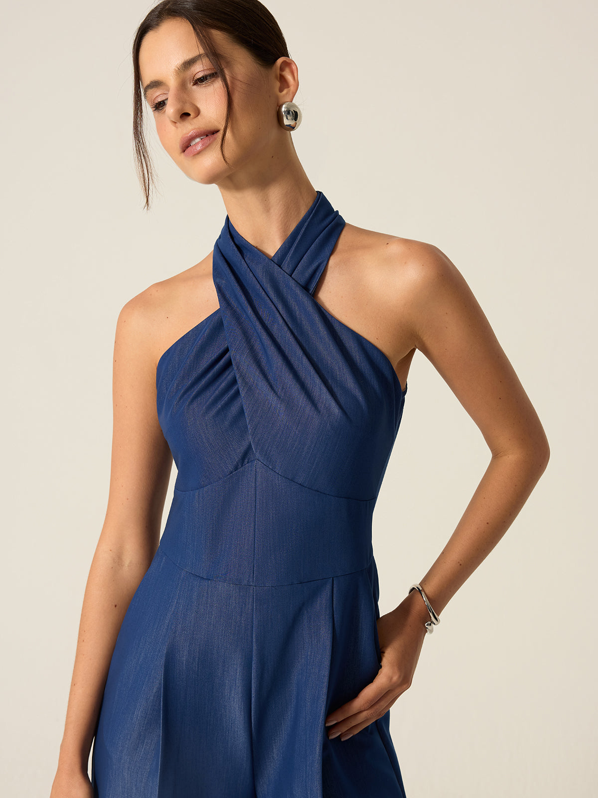 Jumpsuit mit Taschen, Neckholder und weitem Bein