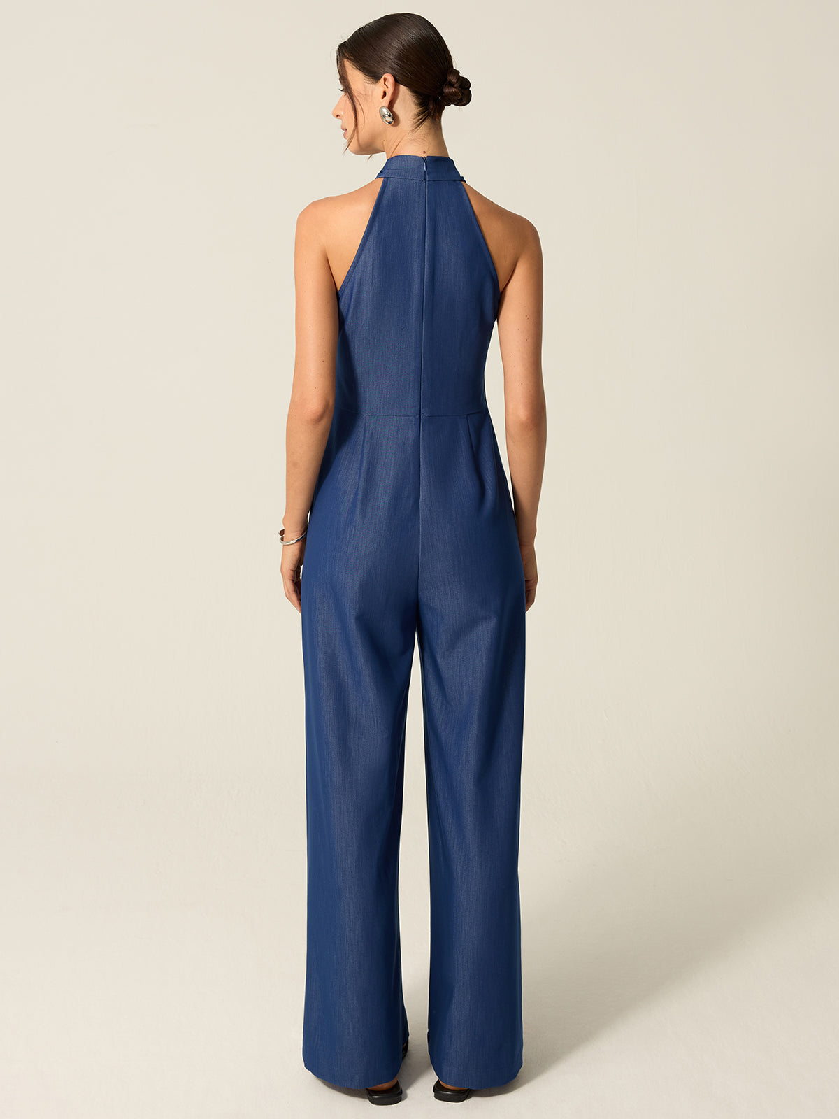 Jumpsuit mit Taschen, Neckholder und weitem Bein