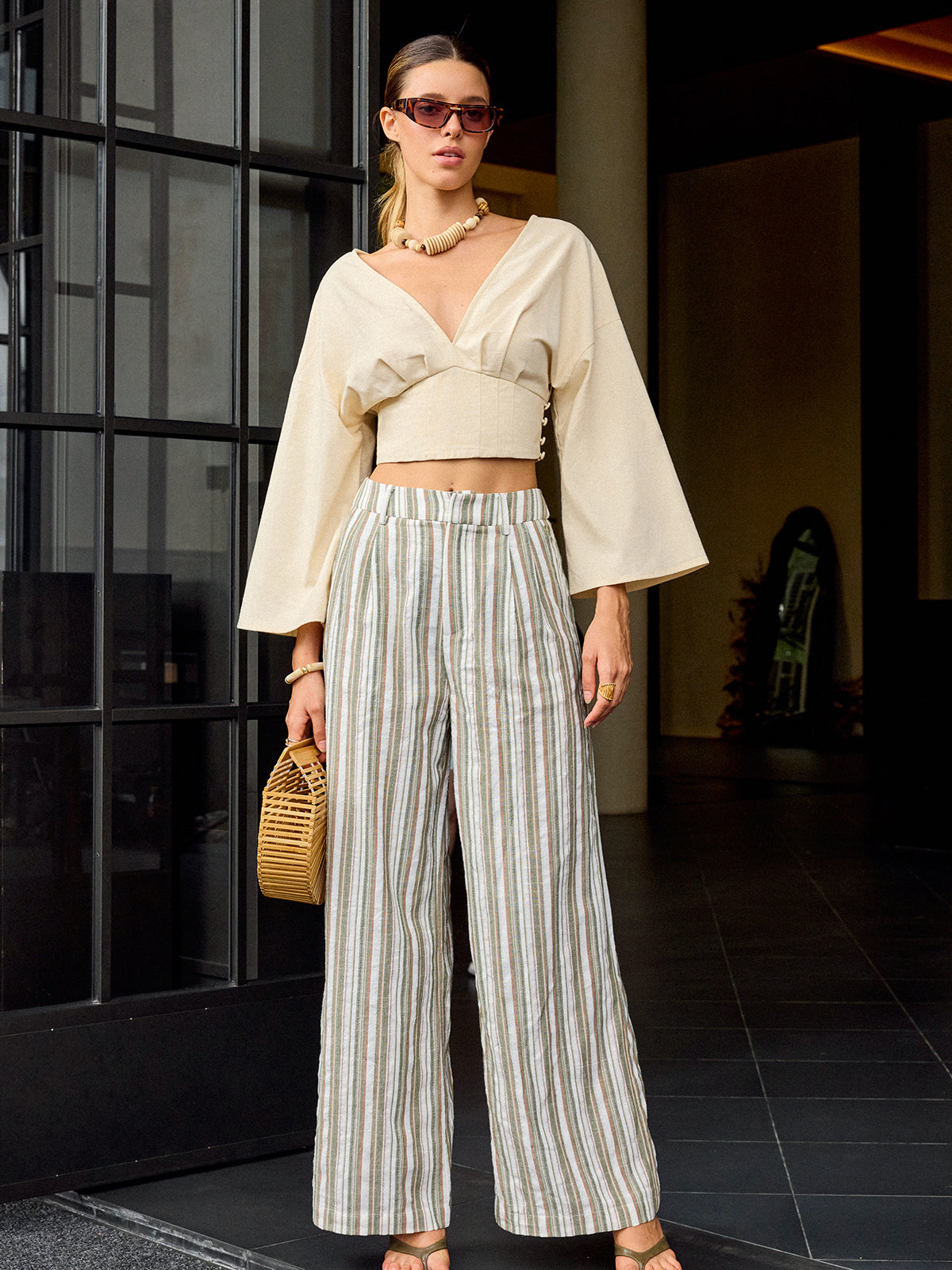 Haut court à col en V