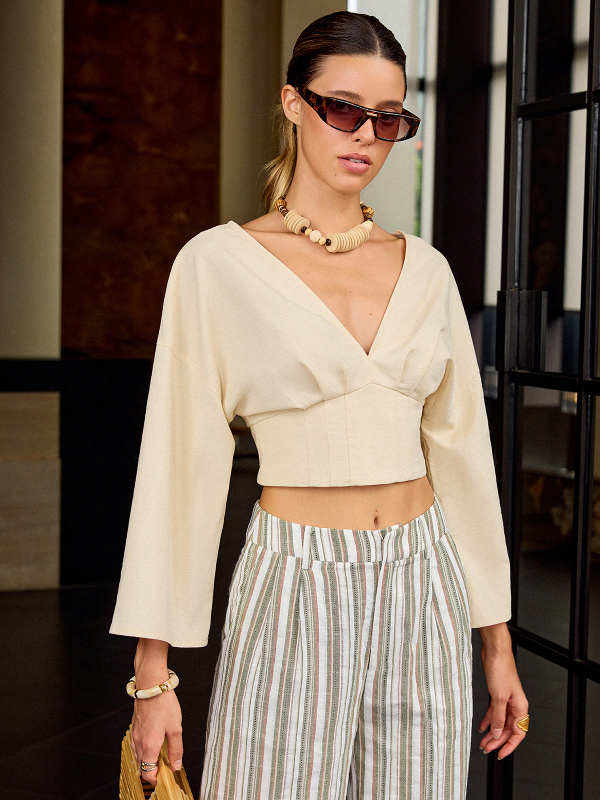 Haut court à col en V