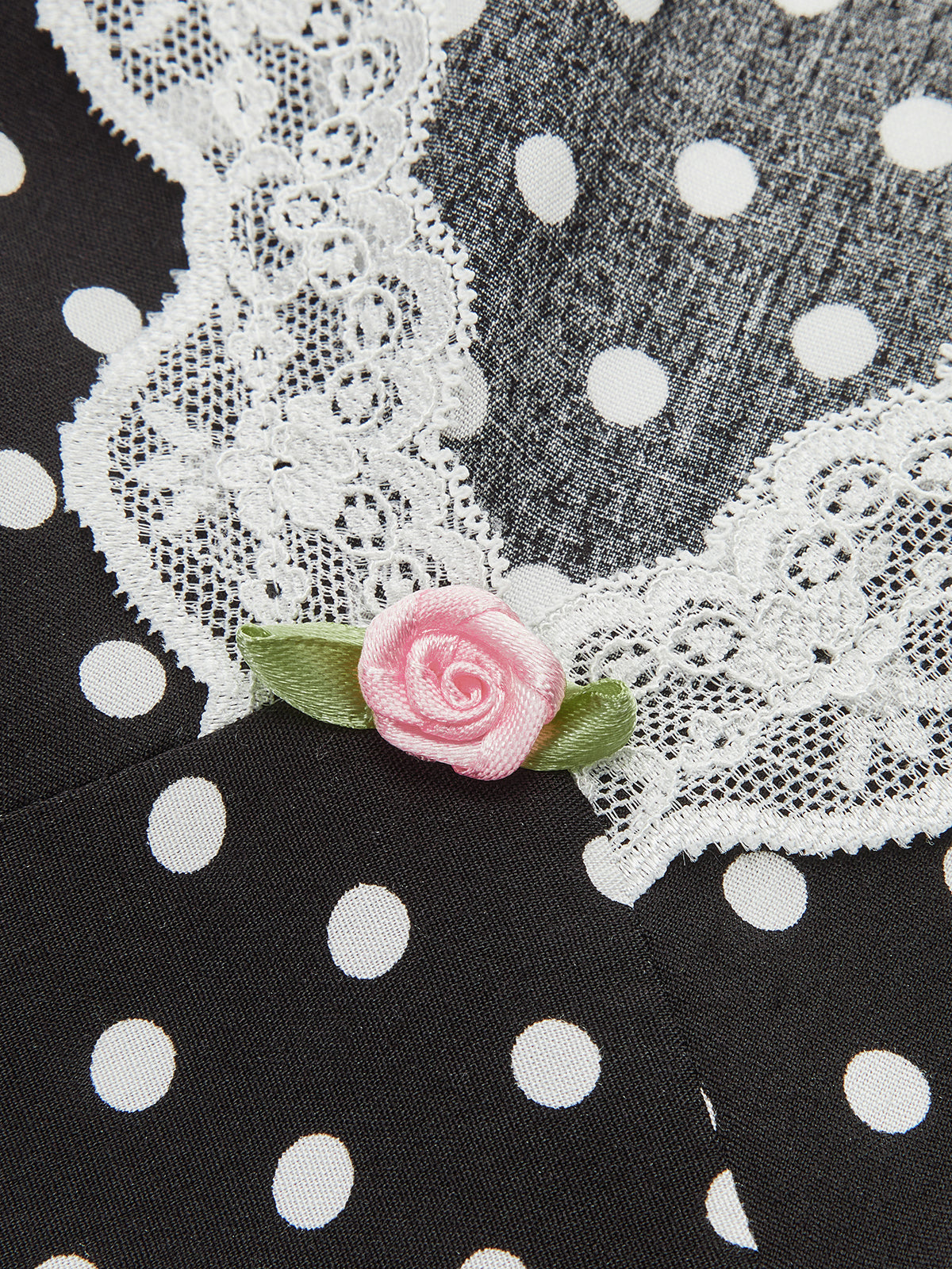 Robe à pois et bordure en dentelle