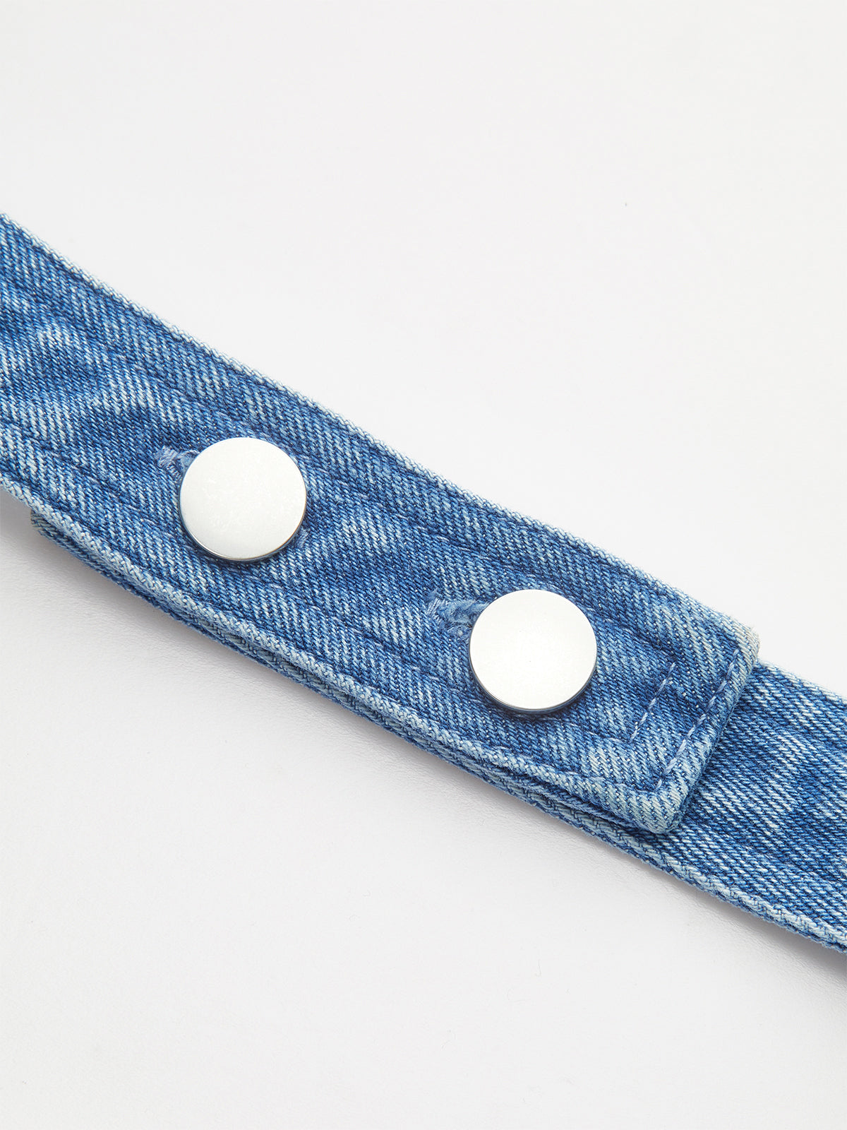 Halbtransparentes Jeanskleid mit Neckholder und Cut-Outs