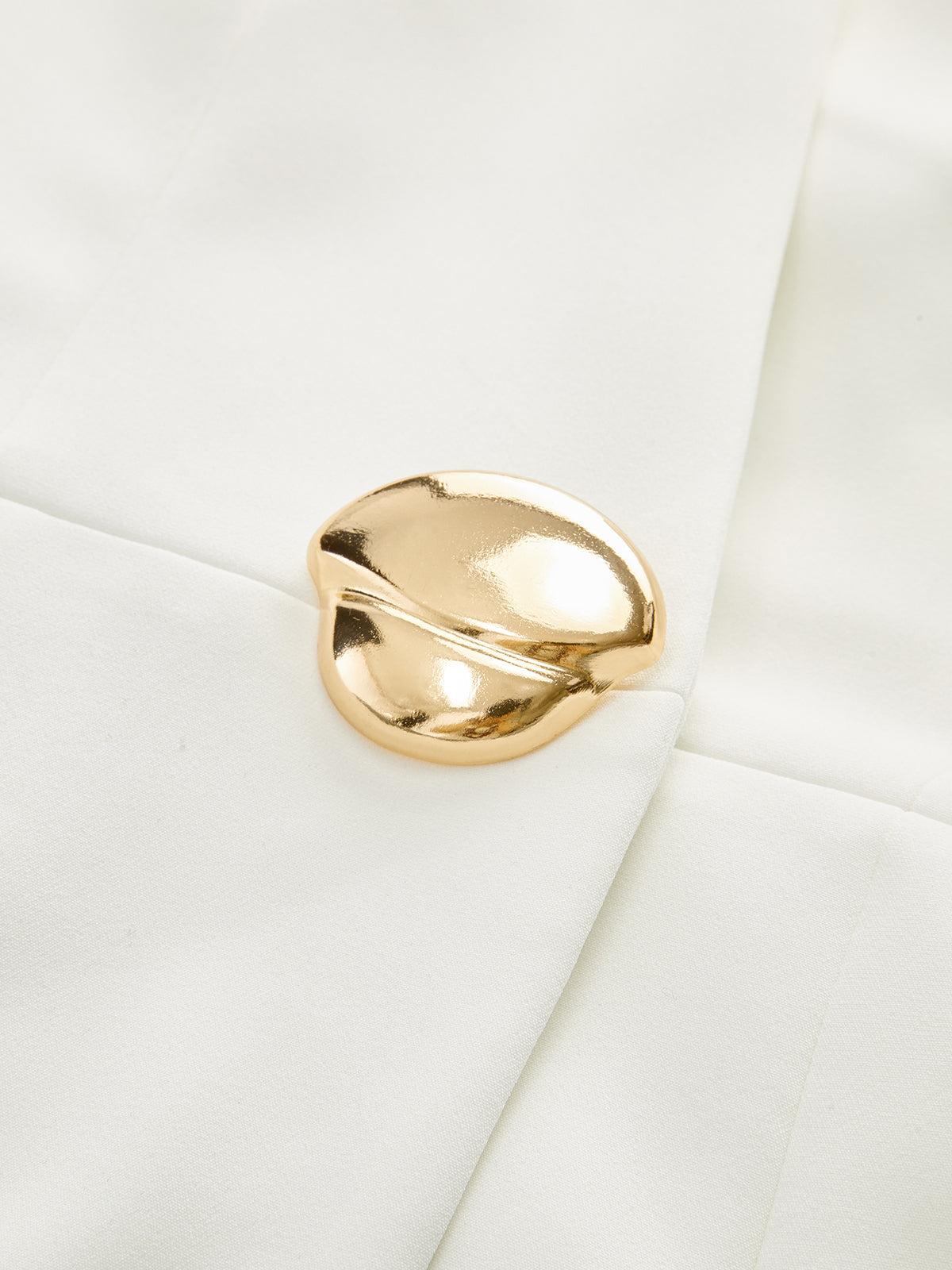 Robe mini plissée sans manches avec détails métalliques