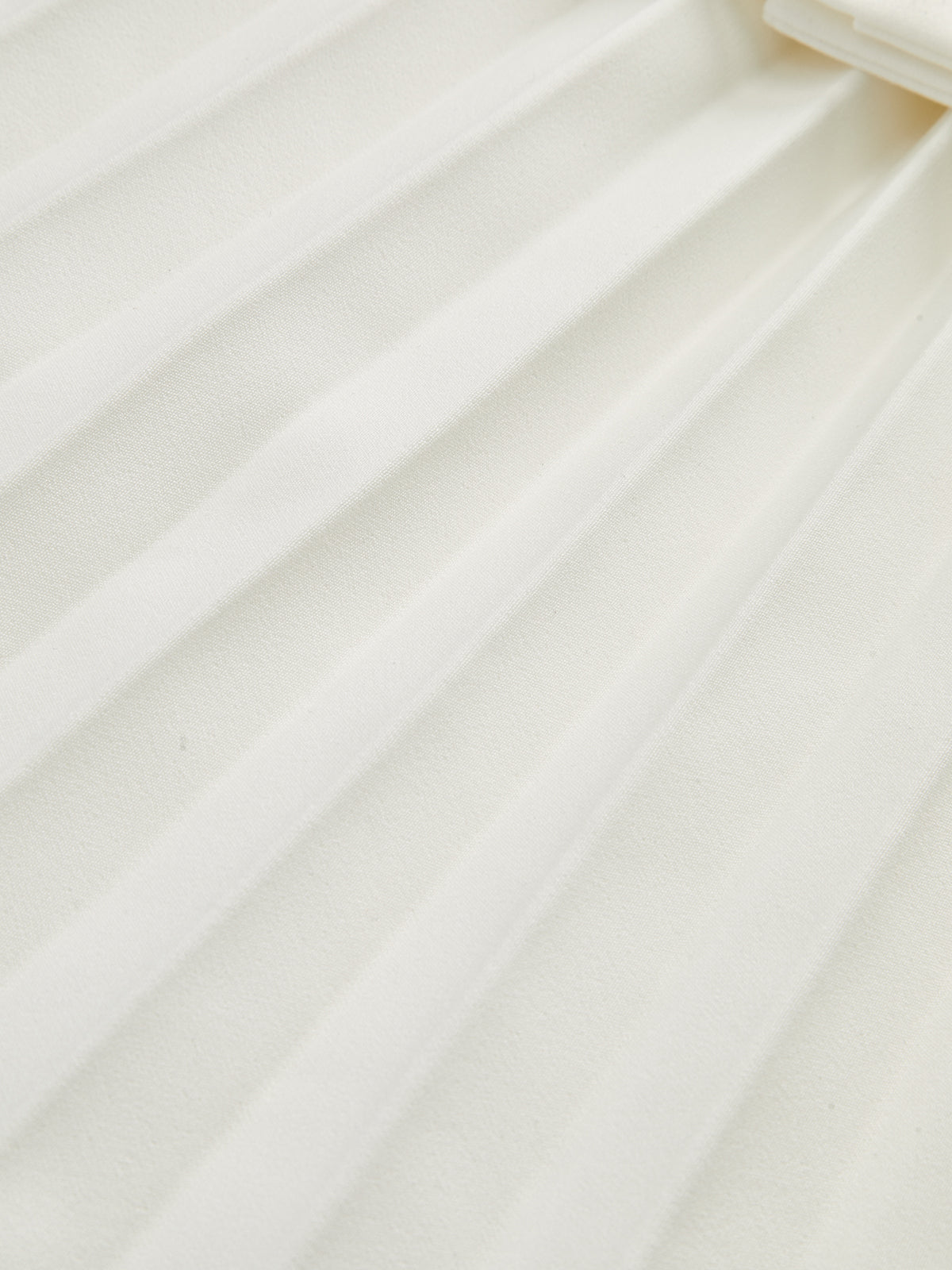 Robe mini plissée sans manches avec détails métalliques