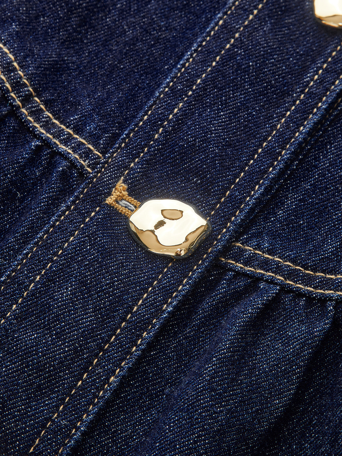 Mini-Denimkleid mit Metallknopf und Gürtel, ausgestelltes Design