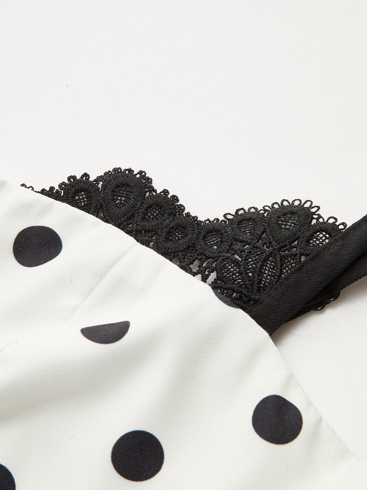 Robe à bretelles fines à pois et bordure en dentelle