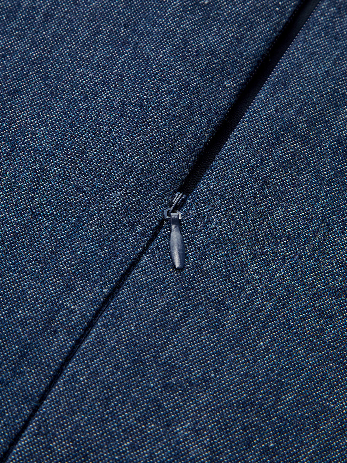 Ärmelloses, plissiertes Jeanskleid mit Metalldetails