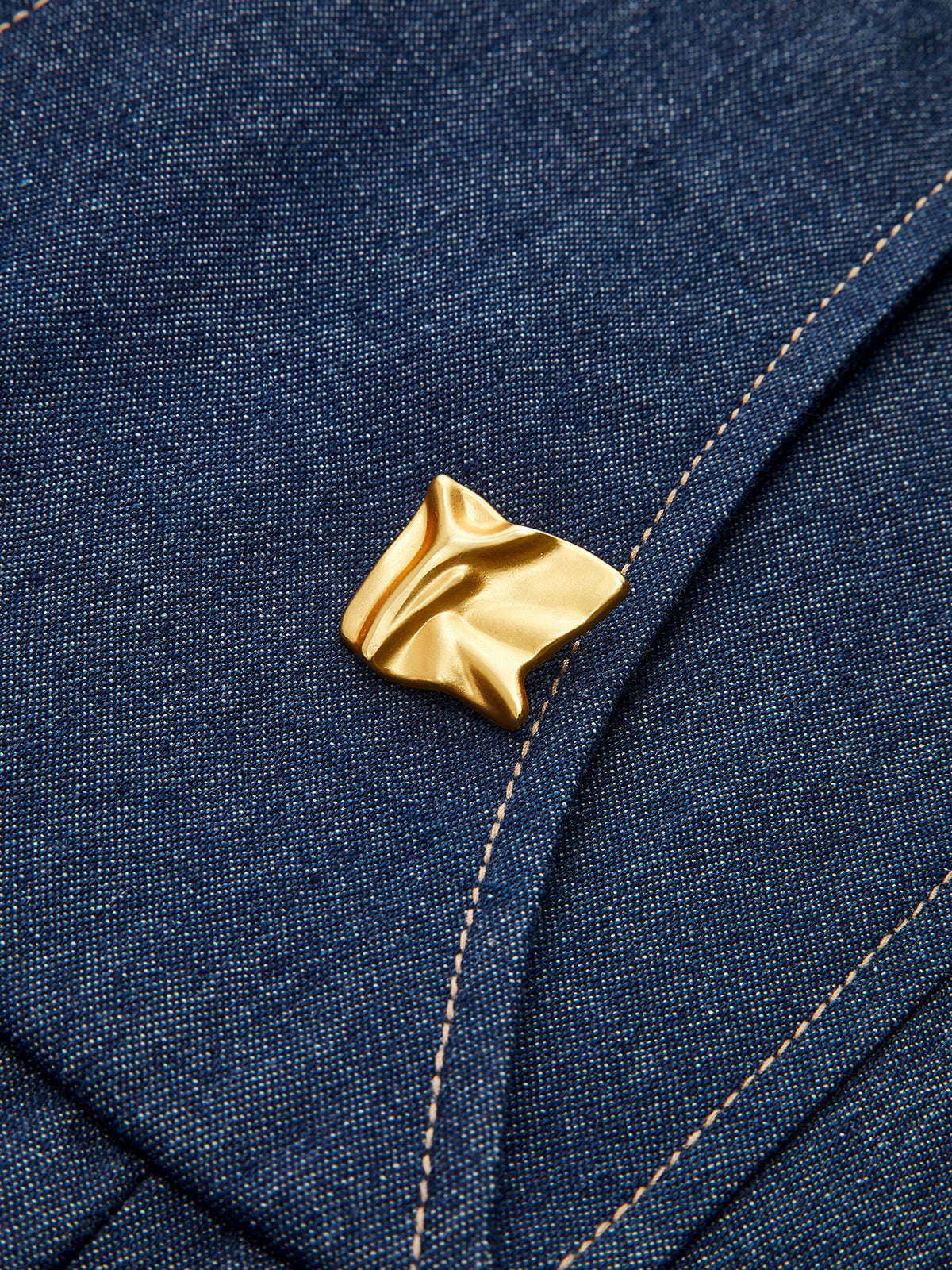 Ärmelloses, plissiertes Jeanskleid mit Metalldetails