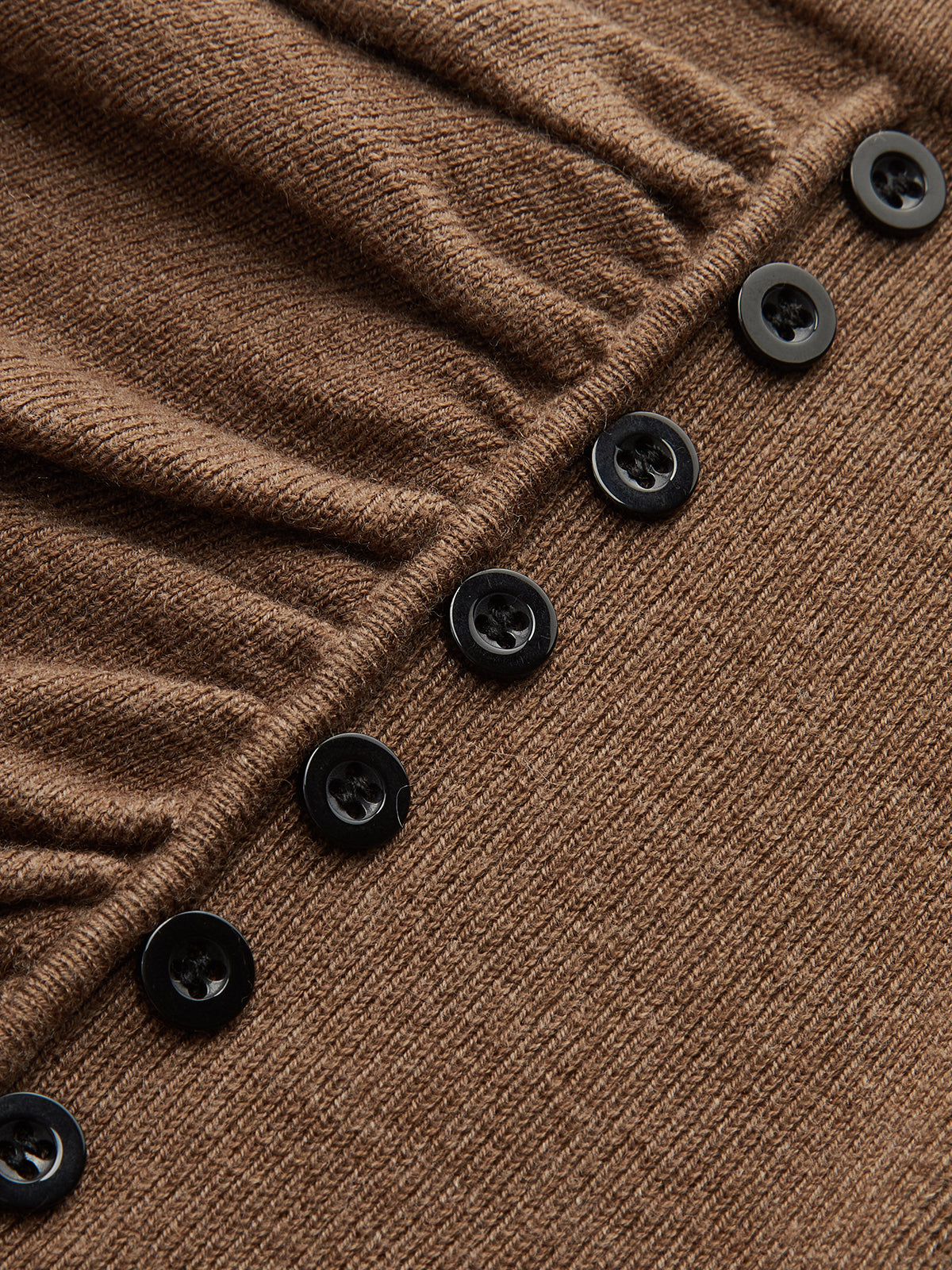 Strickrock aus Wollmischung mit Raffung und seitlicher Knopfleiste