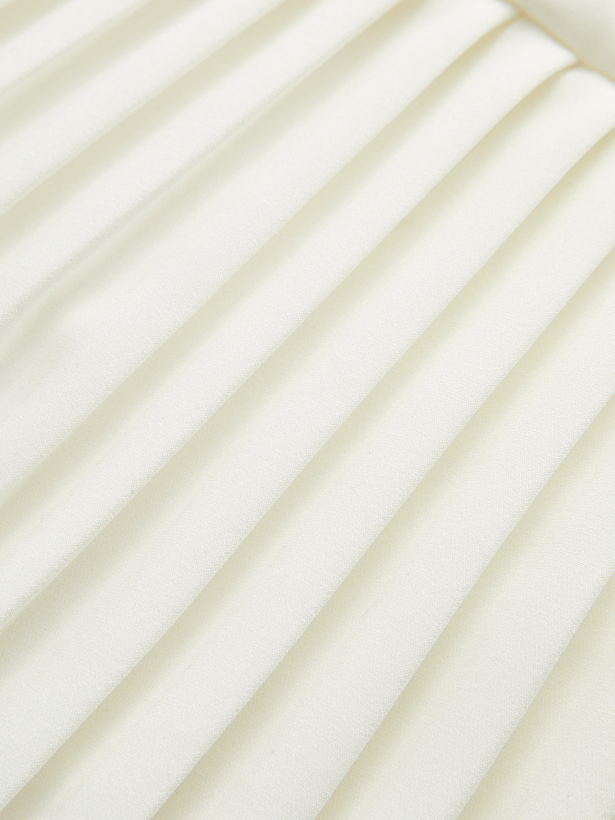 Robe courte à ourlet plissé et col montant