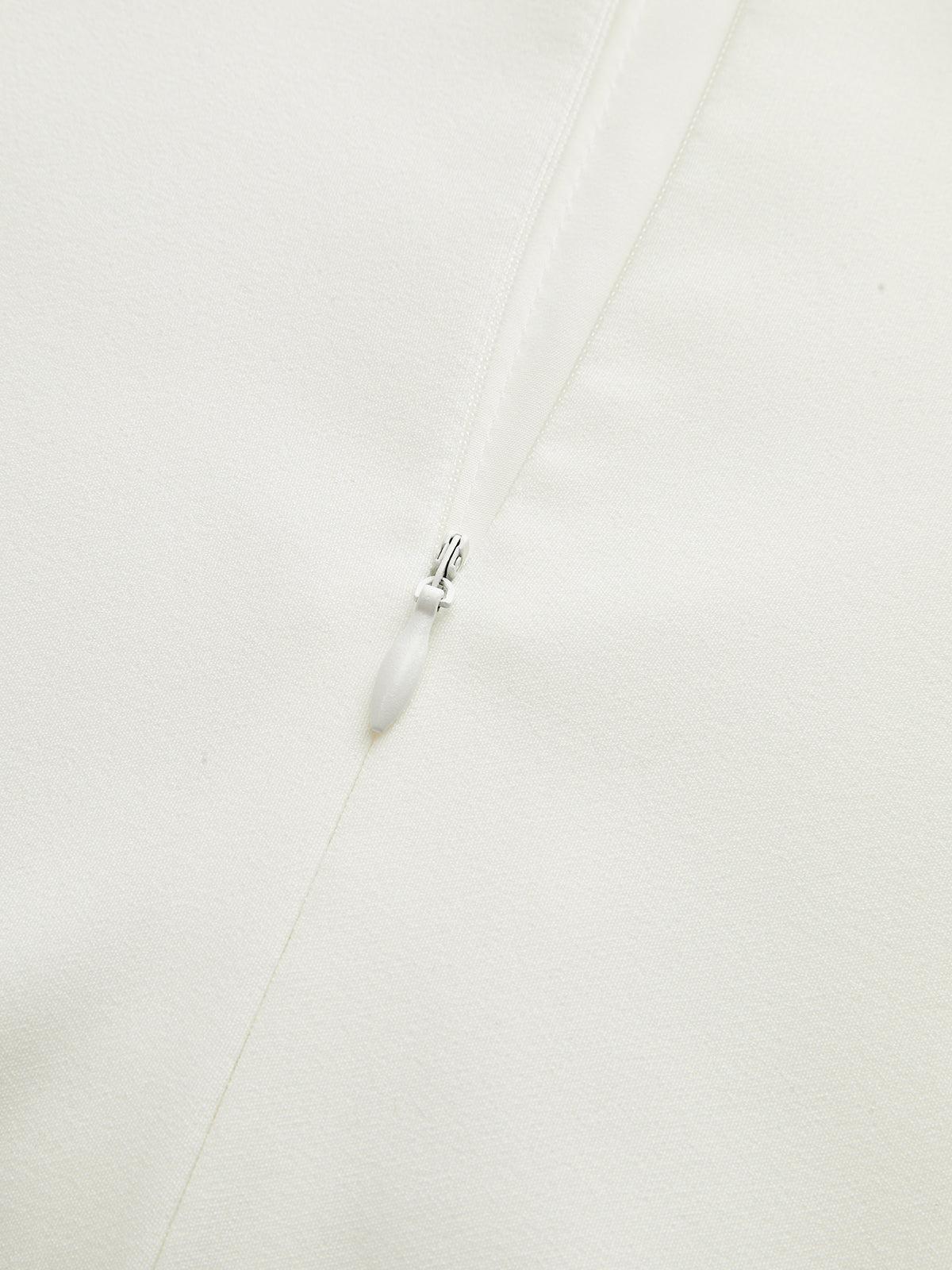 Robe courte à ourlet plissé et col montant