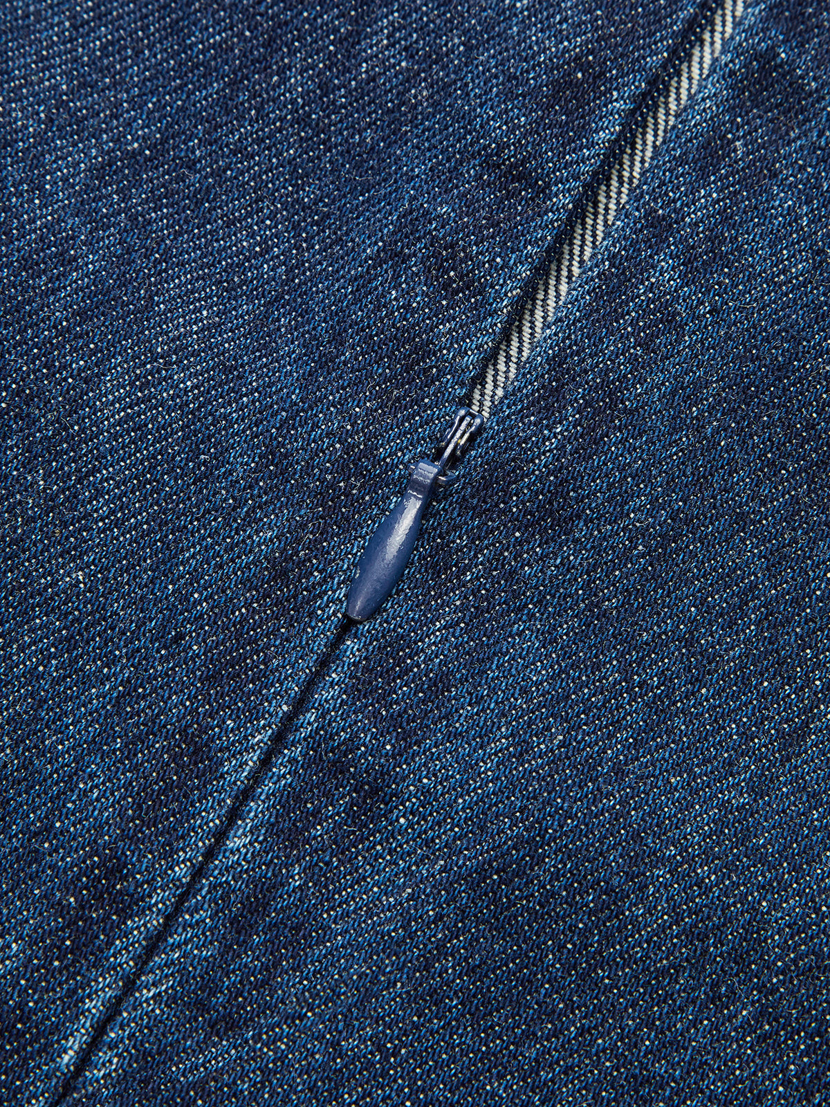 Ärmelloses Minikleid aus Denim mit Metalldetails