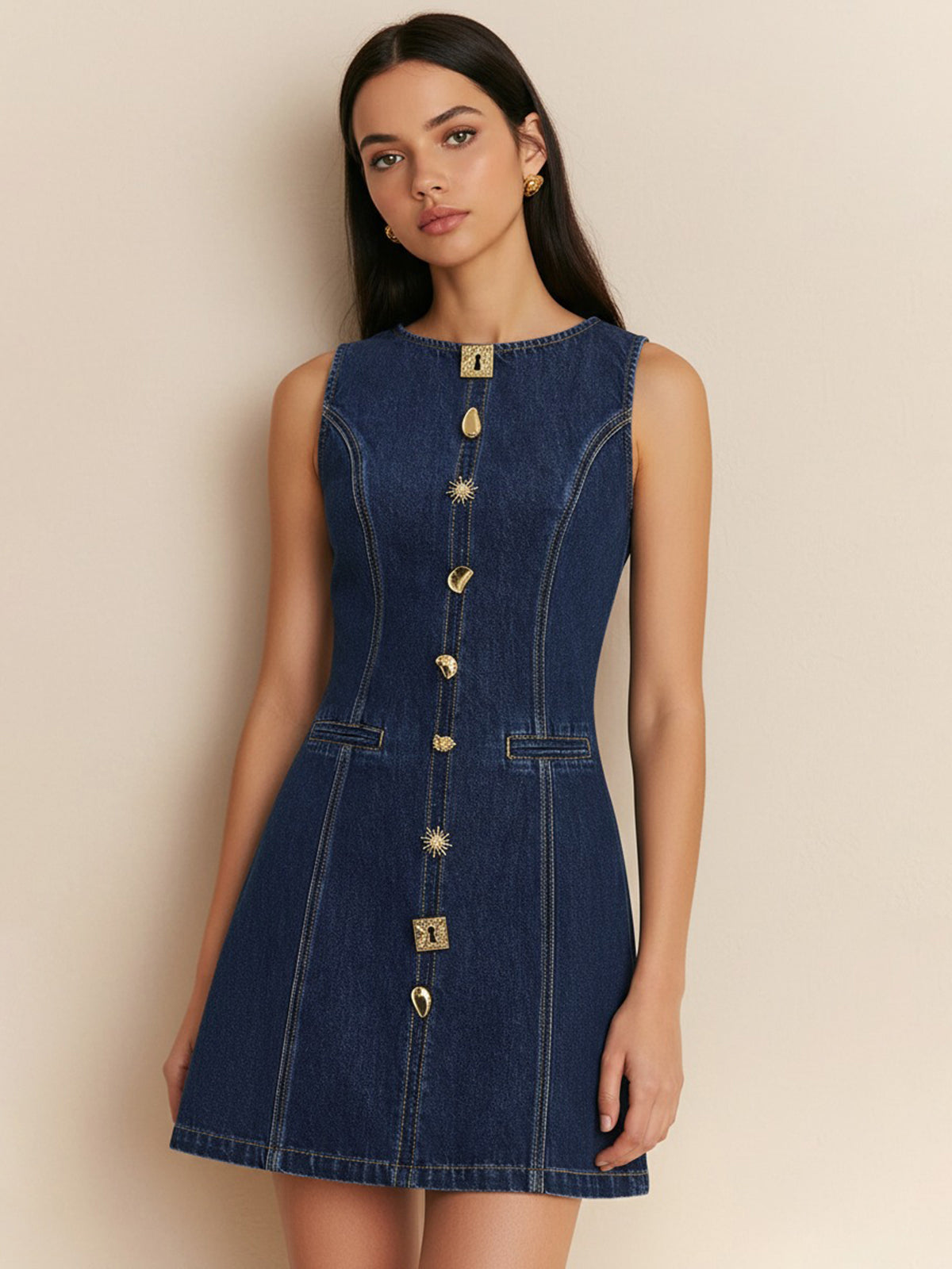 Ärmelloses Minikleid aus Denim mit Metalldetails
