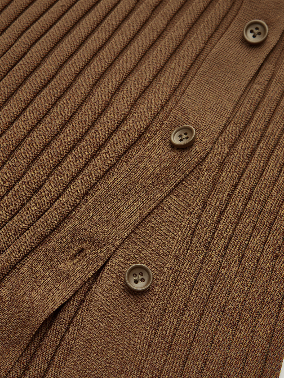 Midi-Rock mit Rippstrickbündchen, Seitenschlitz und Knopfdetails