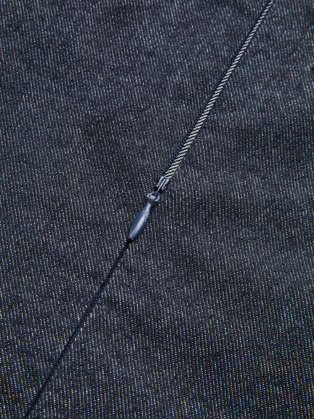 Ärmelloses, tailliertes Maxikleid aus Denim mit ausgestelltem Rock