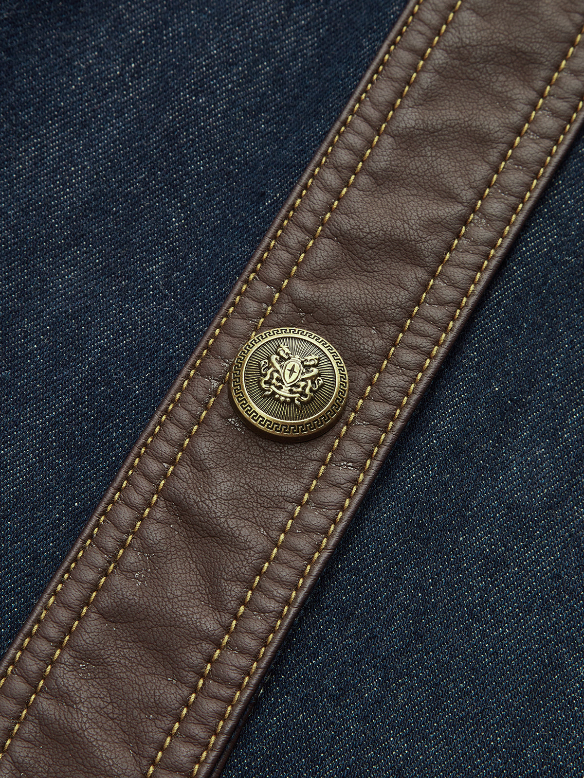 Ärmelloses Minikleid aus Denim mit Kontrastbesatz